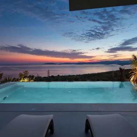 Luxury Energy - Peljesac, Heated Pool, Ideal 8 Guests, Seafront Willa Orebić