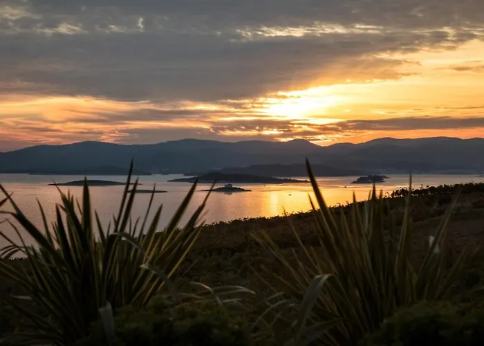 Luxury Energy - Peljesac, Heated Pool, Ideal 8 Guests, Seafront